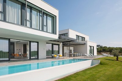 Moderne Villa in Bale mit Pool