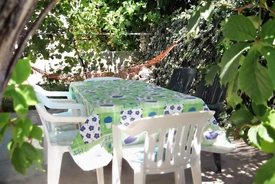 Haus mit drei Schlafzimmern und Terrasse