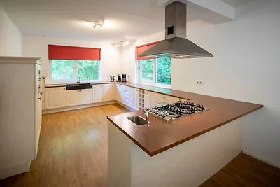 Ruime bungalow in het bos met sauna