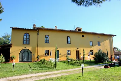 Spazioso Agriturismo con Piscina a Vinci in...