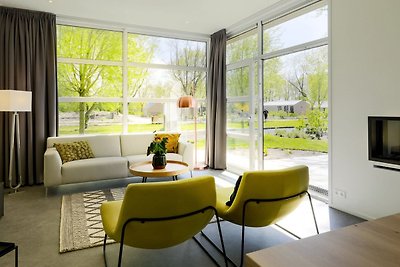Modernes Ferienhaus mit dekorativem Kamin in ...
