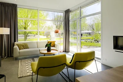 Modernes Ferienhaus mit dekorativem Kamin