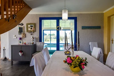 Villa mit Hallenbad, Jacuzzi und Sauna