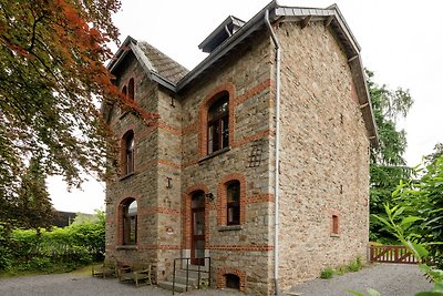 Ein schönes Herrenhaus mit Terrasse