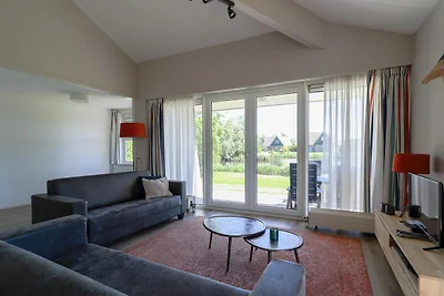 Kompakter Wellness-Bungalow am Wasser