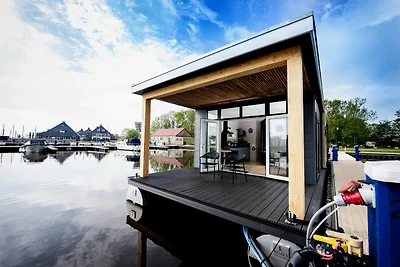 Modernes Hausboot mit Blick auf den See