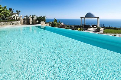 Exclusive villa with panoramic swimming pool ...