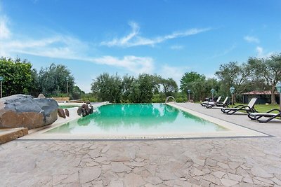 Einladendes Ferienhaus in Carlentini mit Pool