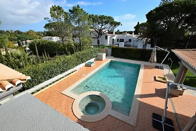 Luxuriöse Villa mit Pool in der Nähe