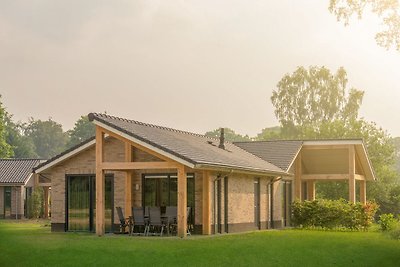 Attraente bungalow con terrazza coperta