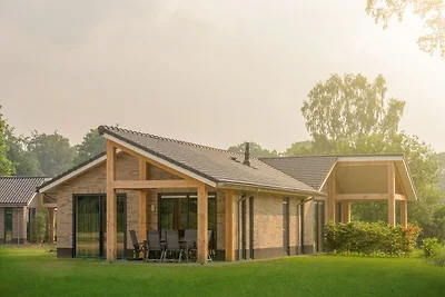 Bungalow mit einer überdachten Terrasse
