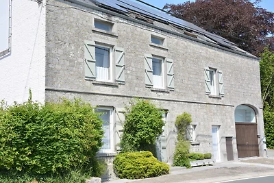 Groot vakantiehuis in de Ardennen met groene...