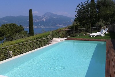 Residence sul lago di Garda con piscina e gia...