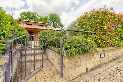 Schönes Ferienhaus in Sorano mit Pool