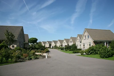 Beautiful house with jetty near IJsselmeer