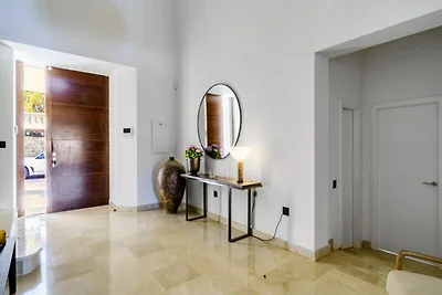 Villa in Nueva Andalucía mit beheiztem Pool