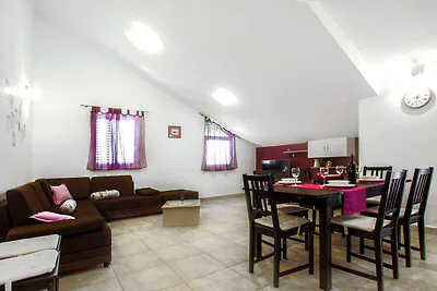 Ruim en rustig Srima-appartement