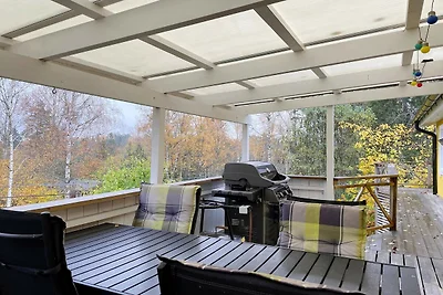 Gemütlicher Rückzugsort im Wald mit Whirlpool