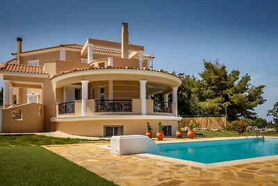 Villa di lusso con piscina a Kalpaki