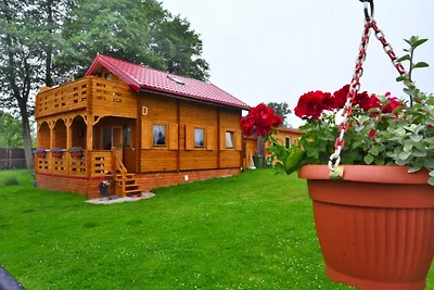 Holzhaus am Ostrowieckie-See mit Strand