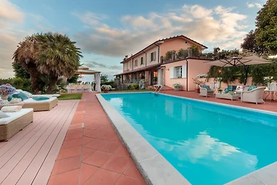Villa a Capannori con grande patio