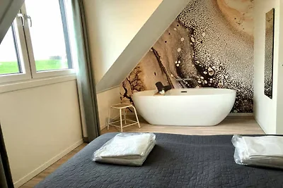 Schöne Lodge parallel zur Einkaufsstraße.