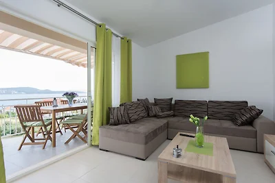 Apartment in Seget Donji mit Terrasse