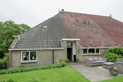 Oude stelpboerderij bij het IJsselmeer
