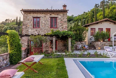 Malerische Villa in Lucca mit Pool