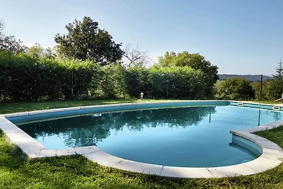 Spazioso cottage a Nava con piscina