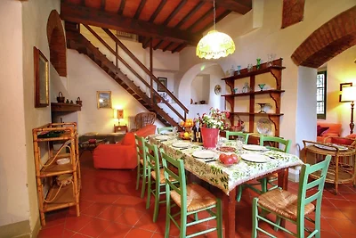 Bauernhaus mit Gemeinschaftspool in Rufina