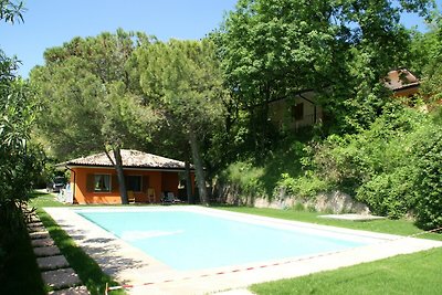 Moderno bungalow con piscina a Garda