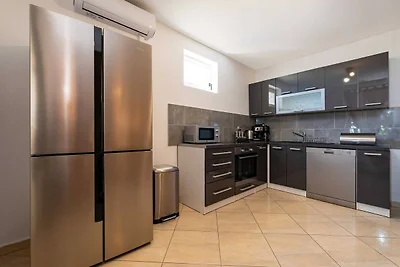 Villa mit Pool im ruhigen Tinj