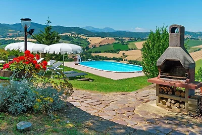 Appartamento con piscina, giardino, BBQ e...