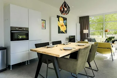 Modernes Ferienhaus mit dekorativem Kamin