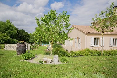 Moderna villa con piscina a Segonzac