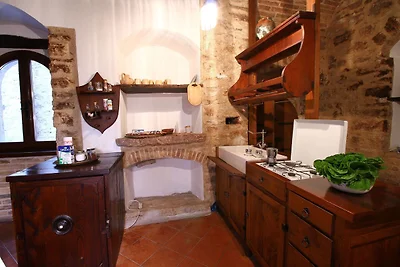 Castello in stile medievale con piscina in...