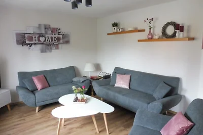 Ferienwohnung mit Terrasse und Pool im Garten