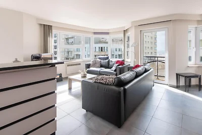 Schöne Wohnung mit seitlichem Meerblick