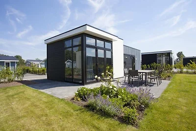 Sleek Lakeside Chalet für 4 Personen