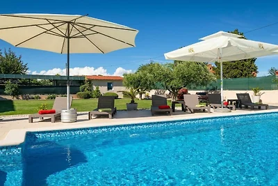 Villa in Pula mit Schwimmbecken