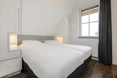 Chic Villa mit einem Kamin in Tjekemeer
