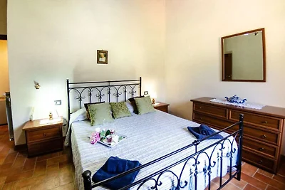 Bellissima villa in pietra sulle colline