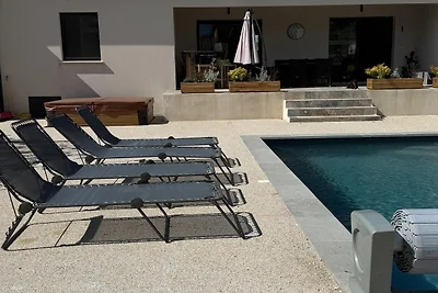 Villa mit Pool und Jacuzzi nahe Châteauneuf-d...