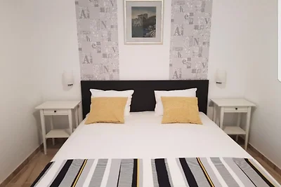 Apartments near the beach Orebic - One bedroo...
