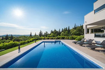 Luxusvilla mit Pool und Whirlpool
