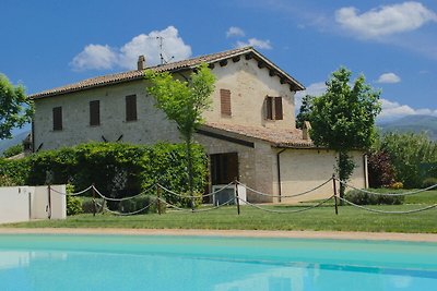 Moderna casa vacanze con piscina a Foligno