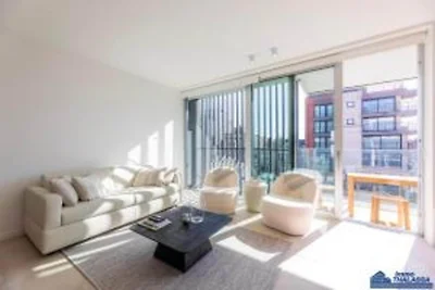 Sonniger Rückzugsort an der Küste mit Komfort