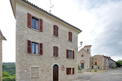 Grande casale in pietra in piccolo borgo...