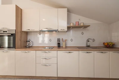 Geräumiges Apartment in Vrsi mit Garten